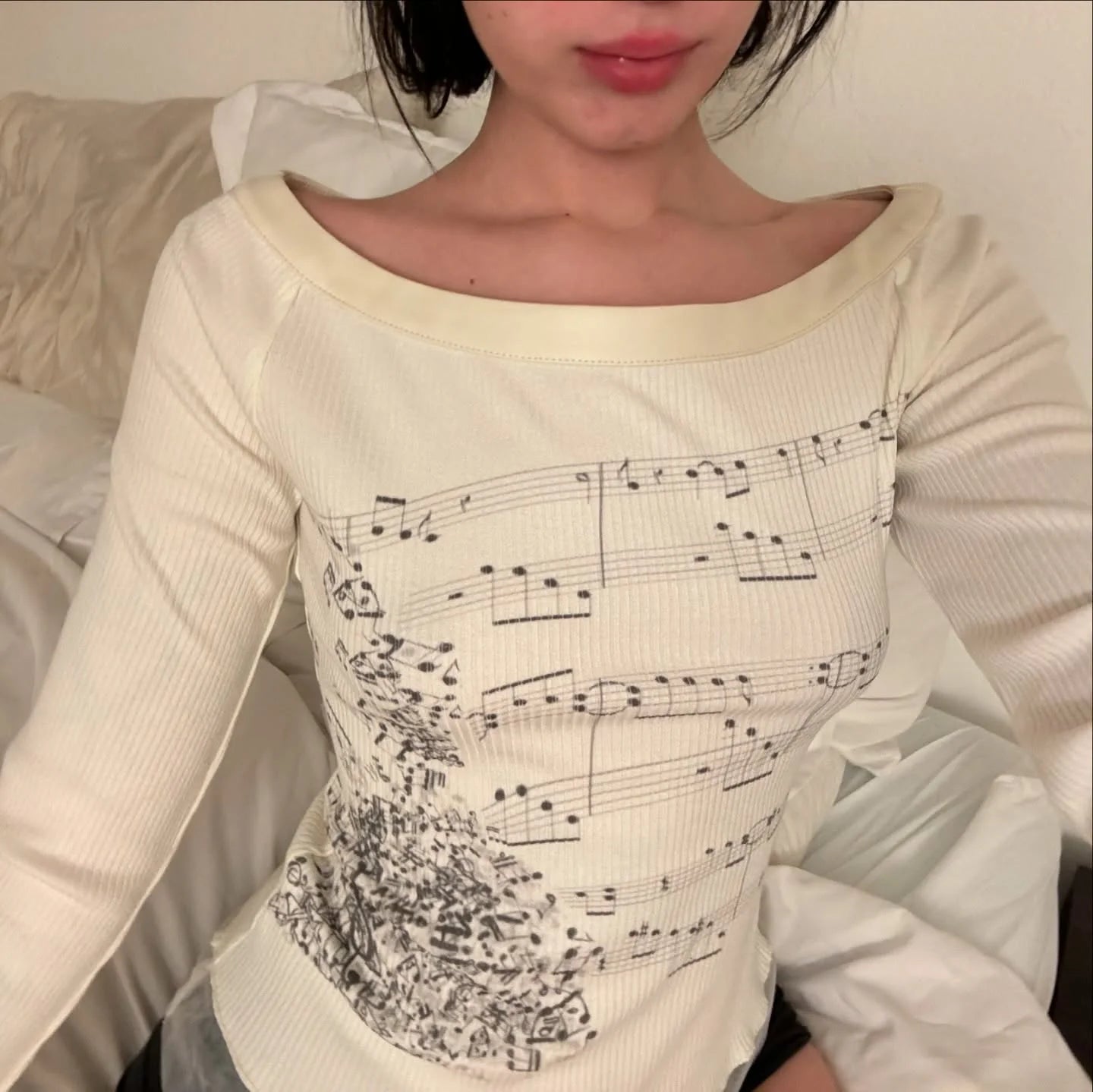 Women´s Slim Fit Off-Shoulder Top - Long Sleeve Ruffle Trim with Note Print